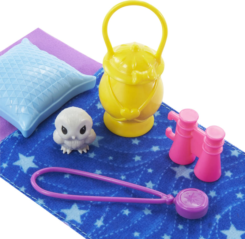 Barbie It Takes Two Camping Playset with Chelsea Doll (6 in, Blonde), Pet Owl, Sleeping Bag, Binoculars & Camping Accessories